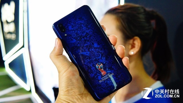 微浮雕+四维渐变 vivo X21世界杯版图赏