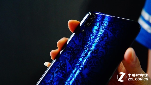 微浮雕+四维渐变 vivo X21世界杯版图赏